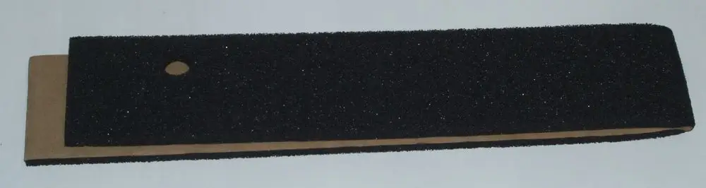 Schwarze Dichtung aus Schaumstoff mit einer hinteren Kartonlage, ausgestattet mit einem Loch, wahrscheinlich für Anwendungen bei Daikin Heizsystemen.